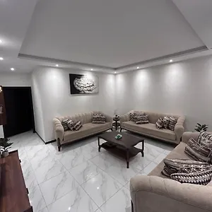  شقة اربع غرف نوم بصالة أنيقة